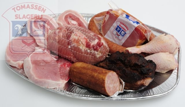 Vleesschotel 10 - Inhoud: hamrollade, rookworst, casselrib, grillworst, zeeuws spek, 2 karbonades, 2 kipdrumsticks, 2 speklappen. Vleesschotel 10 - Inhoud: hamrollade, rookworst, casselrib, grillworst, zeeuws spek, 2 karbonades, 2 kipdrumsticks, 2 speklappen.