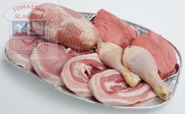 Vleesschotel 8 - Inhoud: 2 hollandse biefstukken, hamrollade, 2 Speklappen, 2 karbonades en 2 kip drumsticks. Vleesschotel 8 - Inhoud: 2 hollandse biefstukken, hamrollade, 2 Speklappen, 2 karbonades en 2 kip drumsticks.