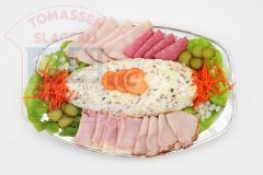 Salade schotel (vleessalade) met vleeswarengarnering