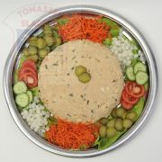 Saladeschotel van de vissalade - voor thuis maken we de salade op een ovale schaal zodat deze in de koelkast past