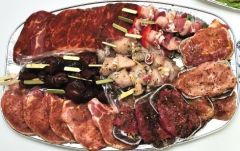 Luxe barbecueschotel - de getoonde barbecueschotel weegt 5 kg. op basis van 400 gram per persoon is deze voor 12 personen  - besteladvies: voor de kleine eters  en grotere groepen i.c.m. salades 